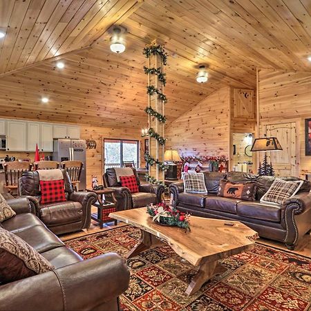 Luxe Cabin With Hot Tub, Theater, Pool Table, Arcade Пиджен Фордж Екстериор снимка