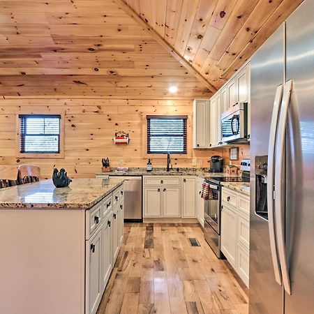 Luxe Cabin With Hot Tub, Theater, Pool Table, Arcade Пиджен Фордж Екстериор снимка