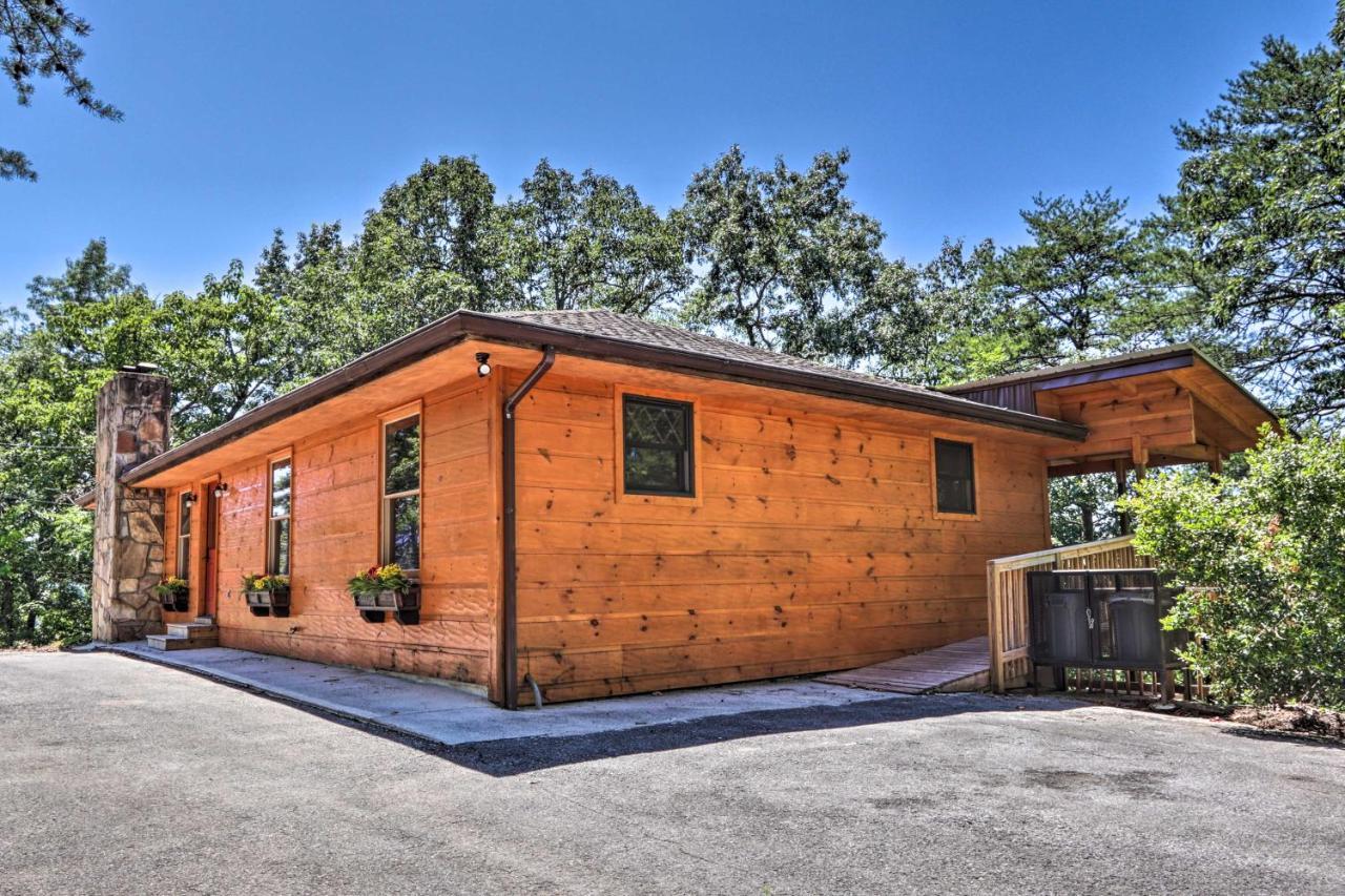 Luxe Cabin With Hot Tub, Theater, Pool Table, Arcade Пиджен Фордж Екстериор снимка