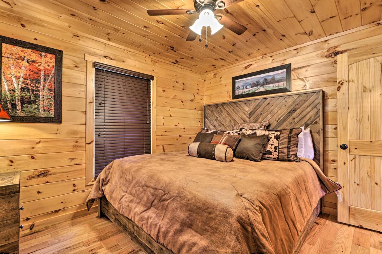 Luxe Cabin With Hot Tub, Theater, Pool Table, Arcade Пиджен Фордж Екстериор снимка