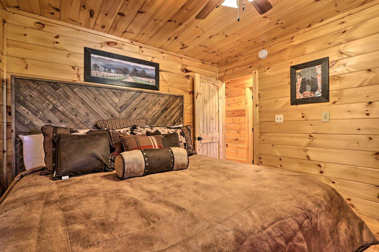 Luxe Cabin With Hot Tub, Theater, Pool Table, Arcade Пиджен Фордж Екстериор снимка