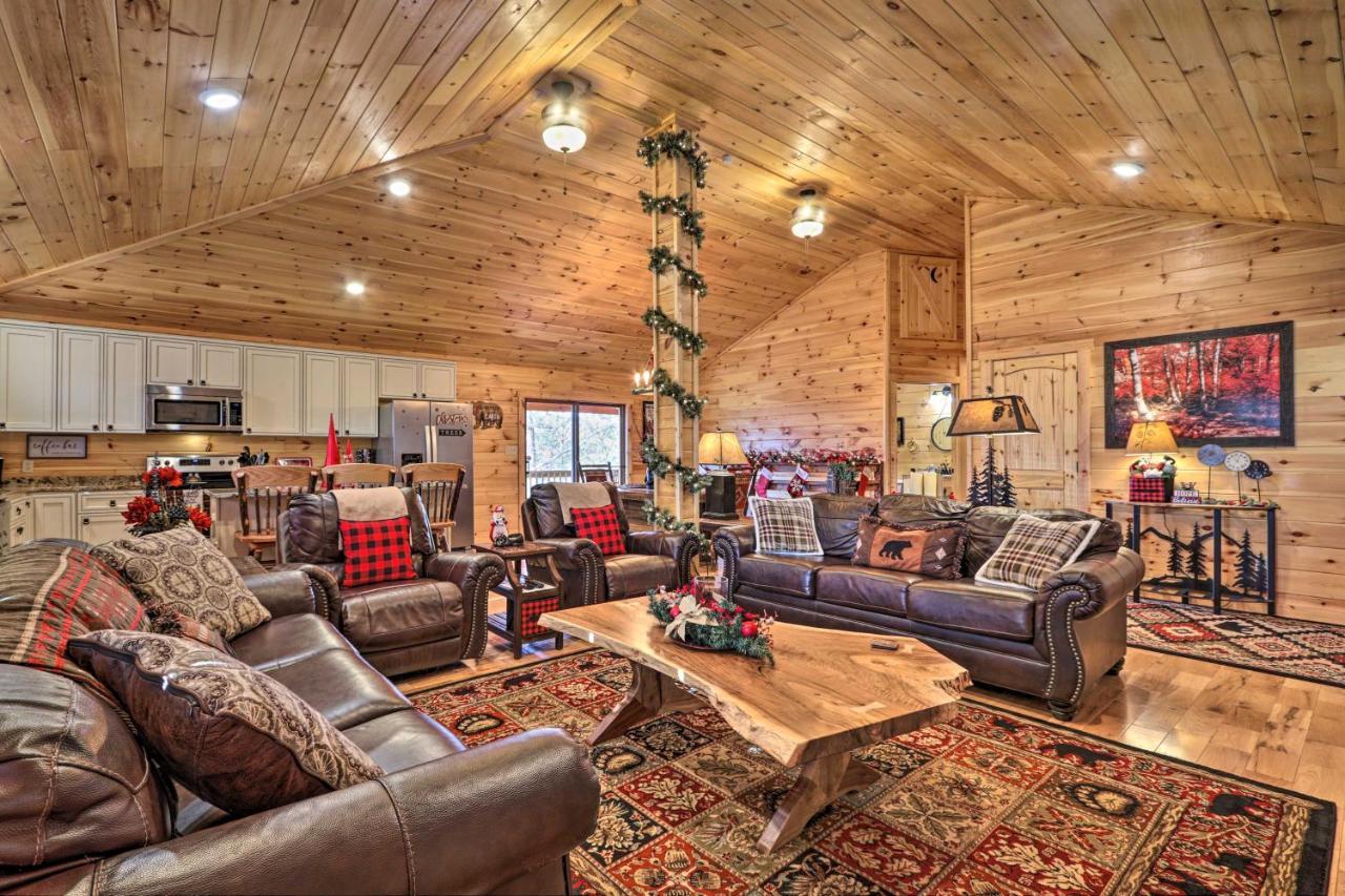 Luxe Cabin With Hot Tub, Theater, Pool Table, Arcade Пиджен Фордж Екстериор снимка