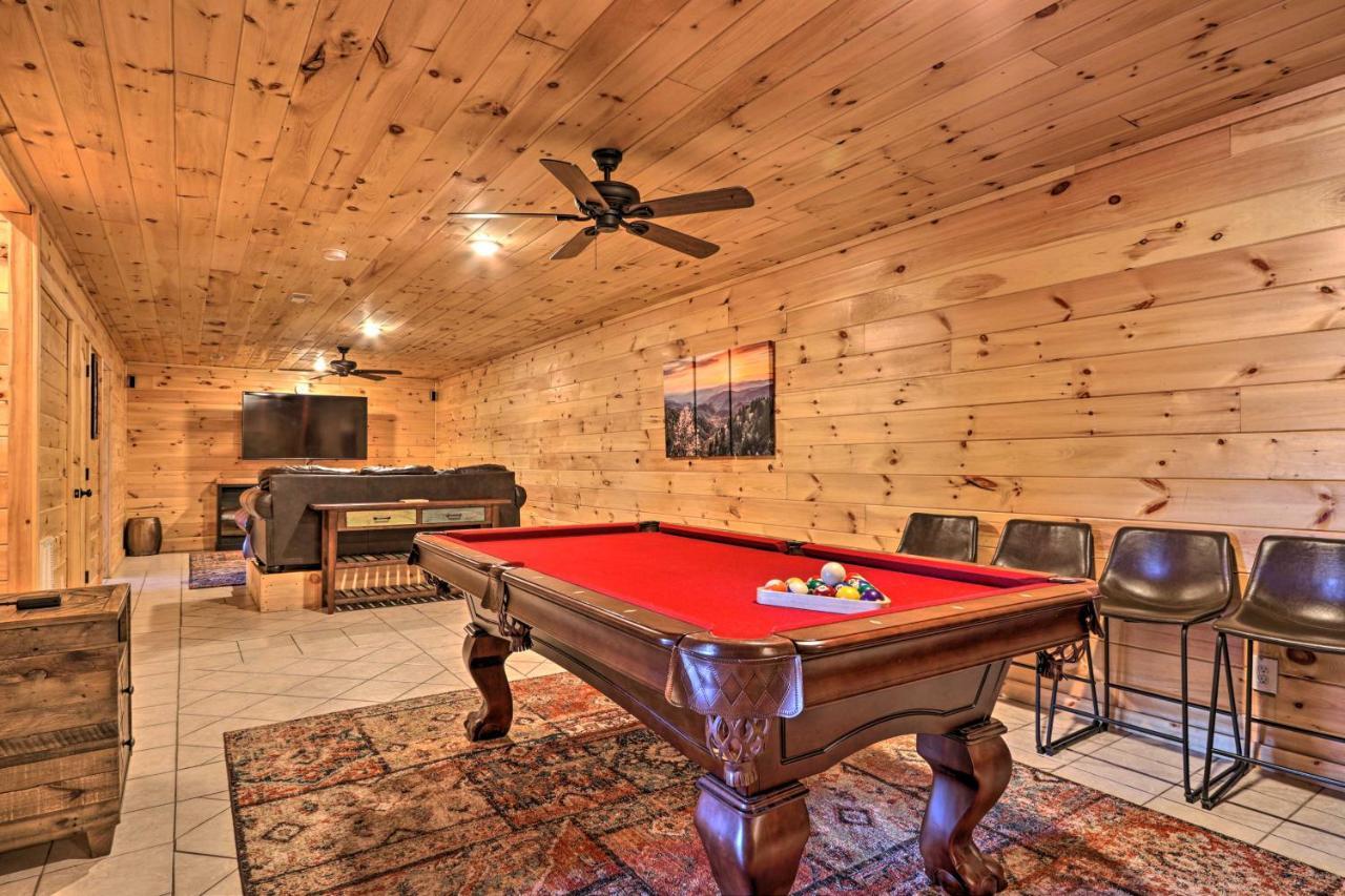 Luxe Cabin With Hot Tub, Theater, Pool Table, Arcade Пиджен Фордж Екстериор снимка