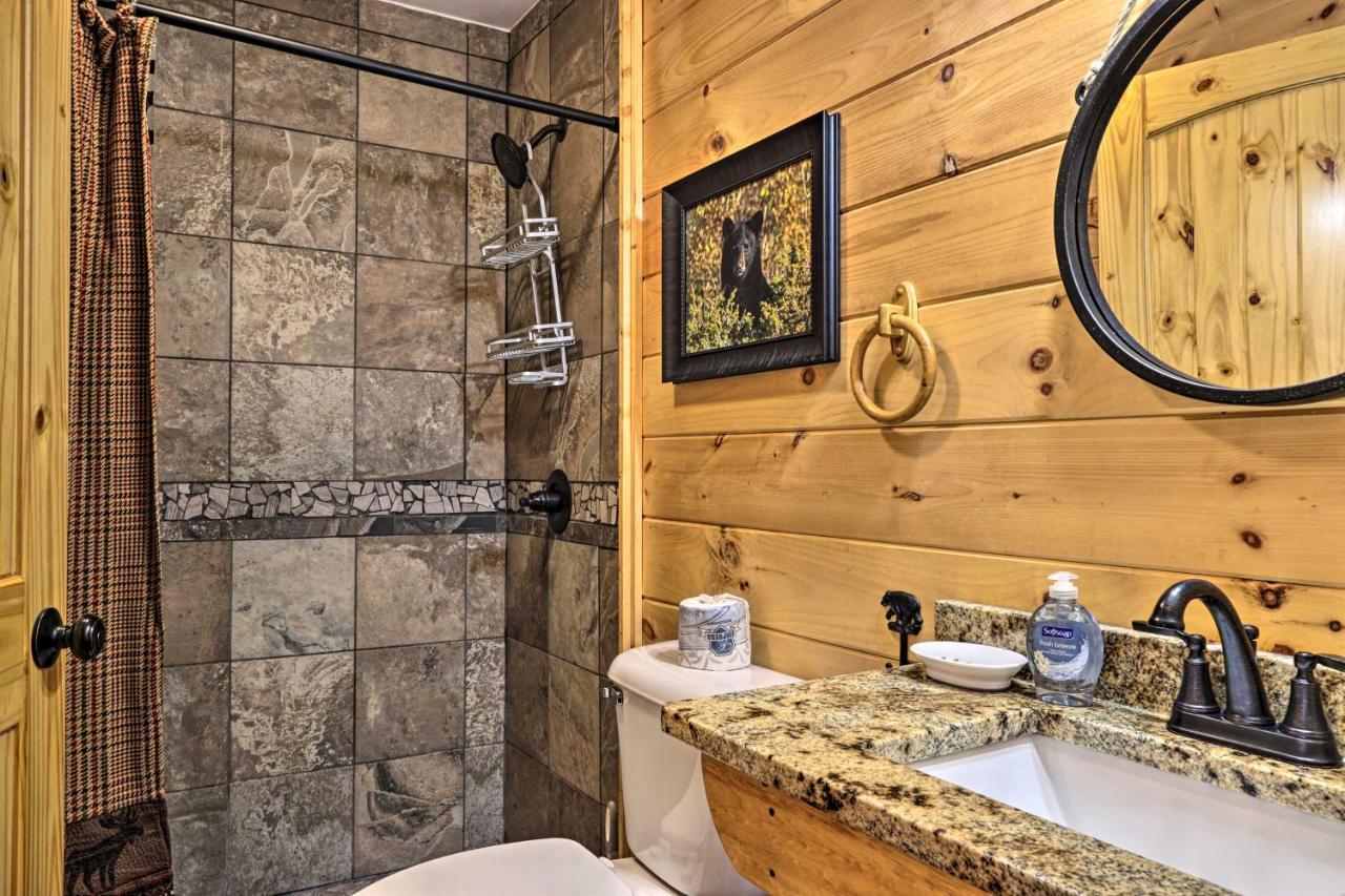 Luxe Cabin With Hot Tub, Theater, Pool Table, Arcade Пиджен Фордж Екстериор снимка