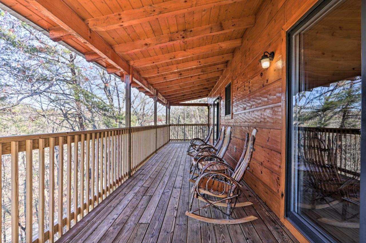 Luxe Cabin With Hot Tub, Theater, Pool Table, Arcade Пиджен Фордж Екстериор снимка