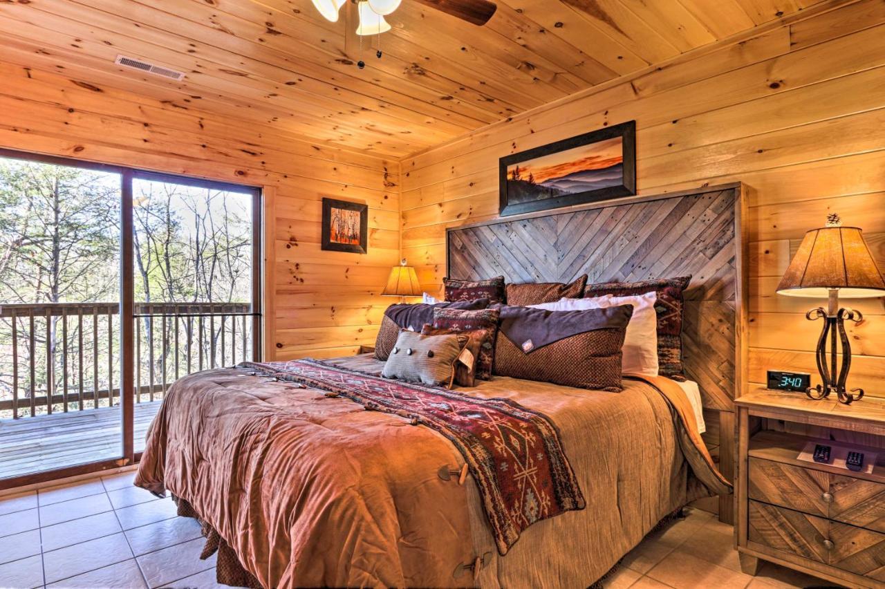 Luxe Cabin With Hot Tub, Theater, Pool Table, Arcade Пиджен Фордж Екстериор снимка