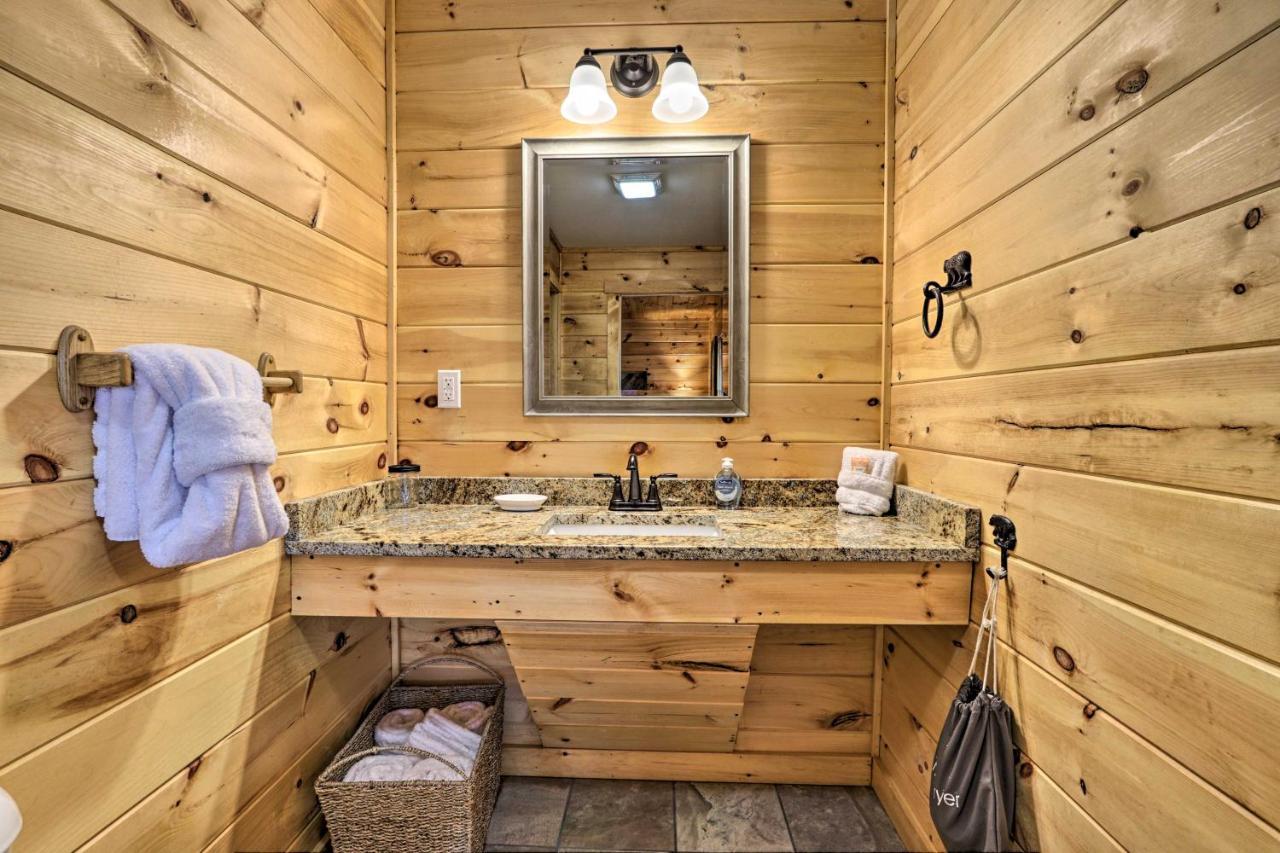 Luxe Cabin With Hot Tub, Theater, Pool Table, Arcade Пиджен Фордж Екстериор снимка