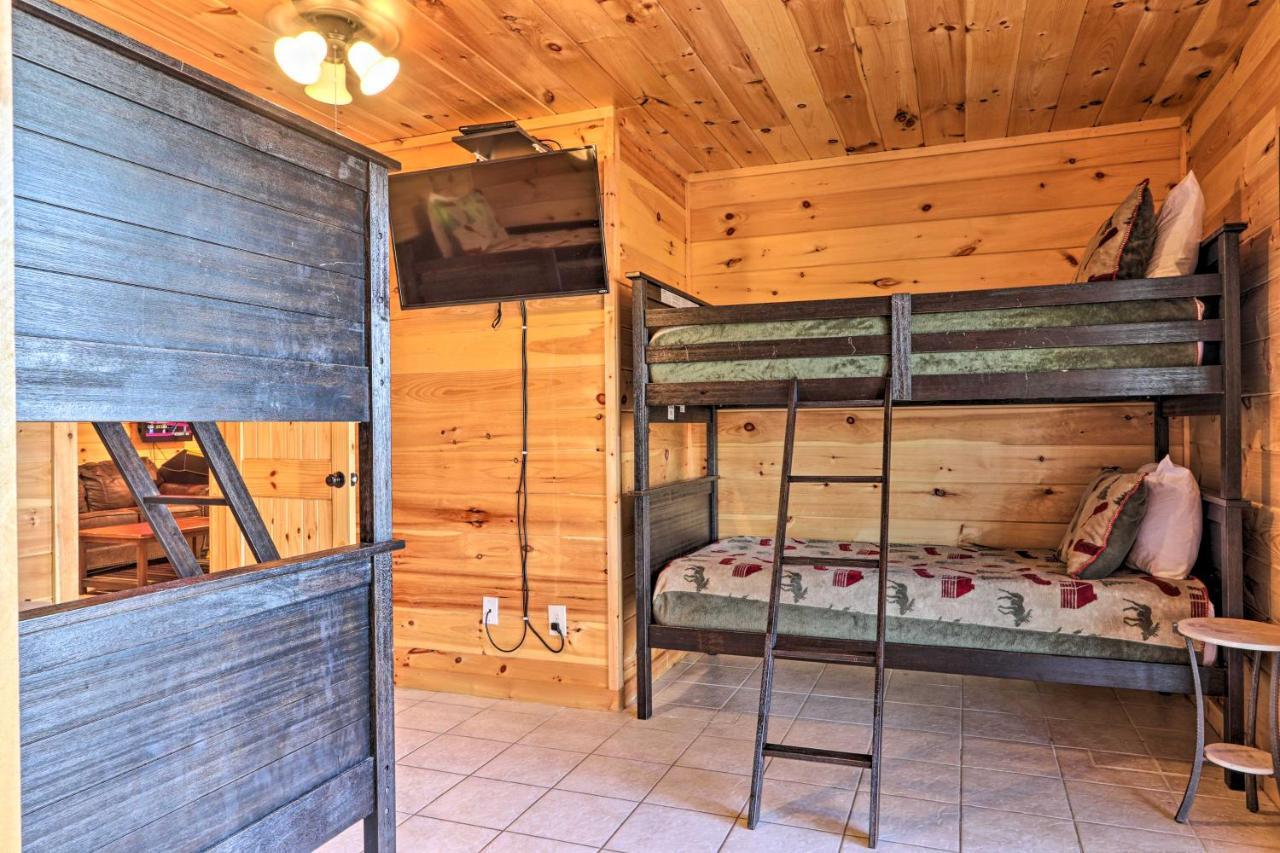 Luxe Cabin With Hot Tub, Theater, Pool Table, Arcade Пиджен Фордж Екстериор снимка
