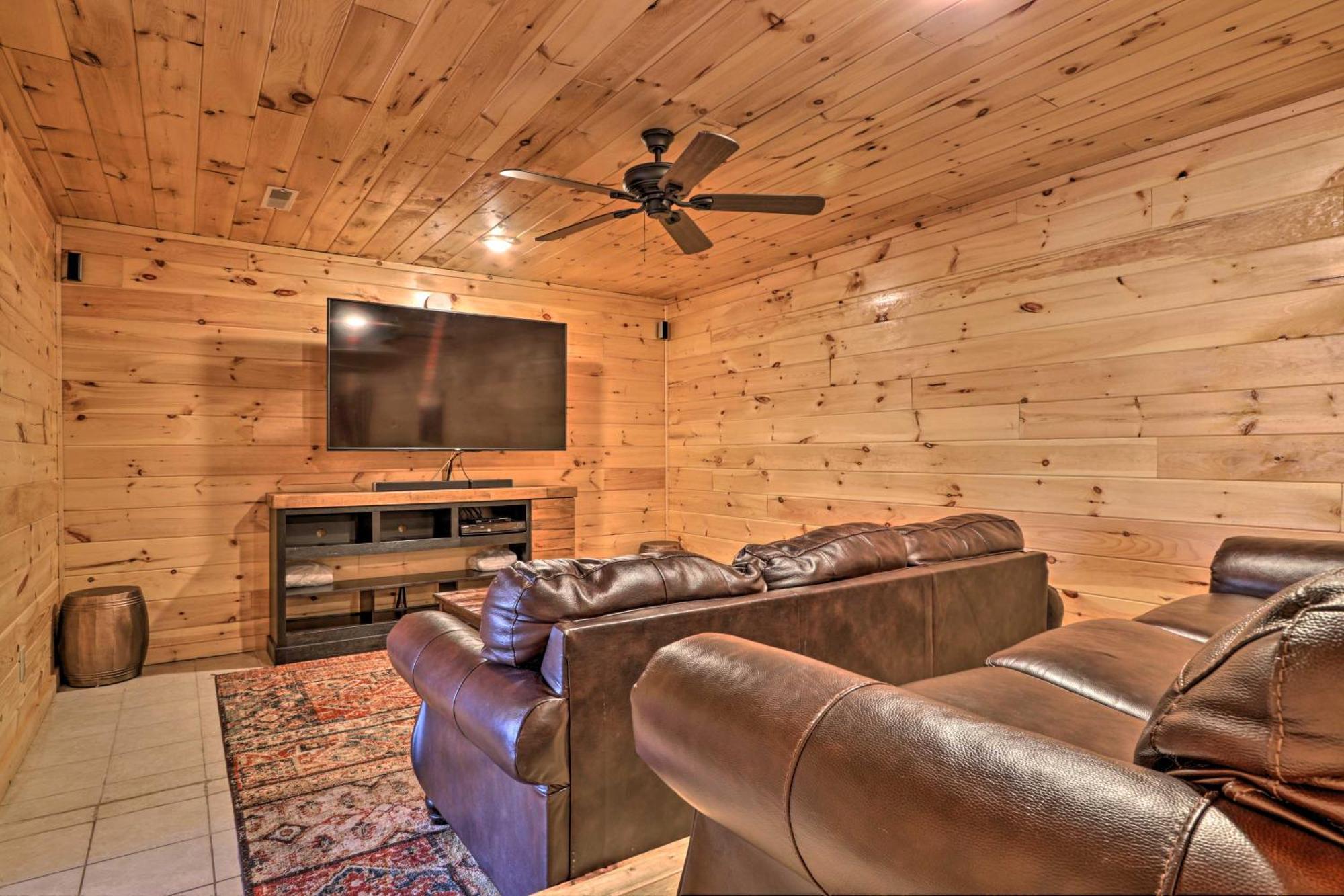 Luxe Cabin With Hot Tub, Theater, Pool Table, Arcade Пиджен Фордж Екстериор снимка