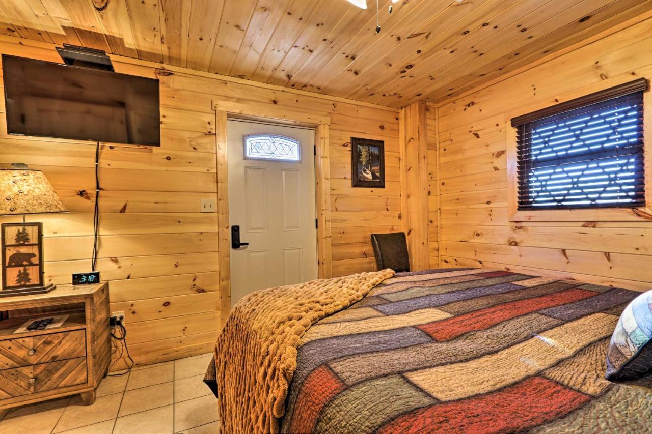Luxe Cabin With Hot Tub, Theater, Pool Table, Arcade Пиджен Фордж Екстериор снимка