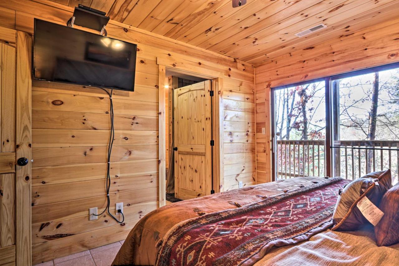 Luxe Cabin With Hot Tub, Theater, Pool Table, Arcade Пиджен Фордж Екстериор снимка