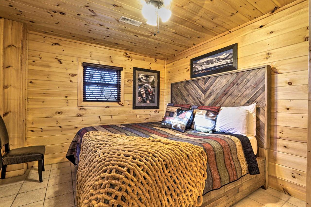 Luxe Cabin With Hot Tub, Theater, Pool Table, Arcade Пиджен Фордж Екстериор снимка