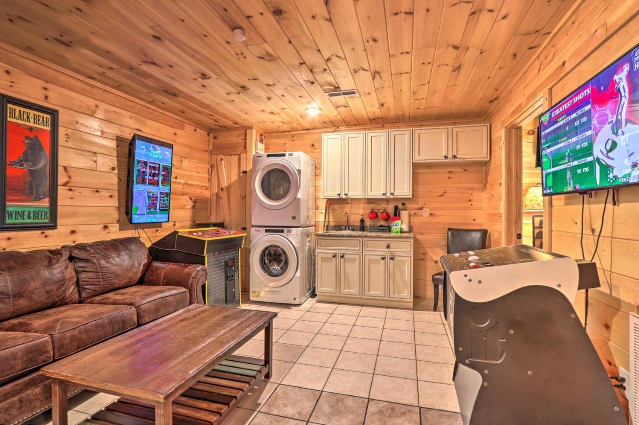 Luxe Cabin With Hot Tub, Theater, Pool Table, Arcade Пиджен Фордж Екстериор снимка