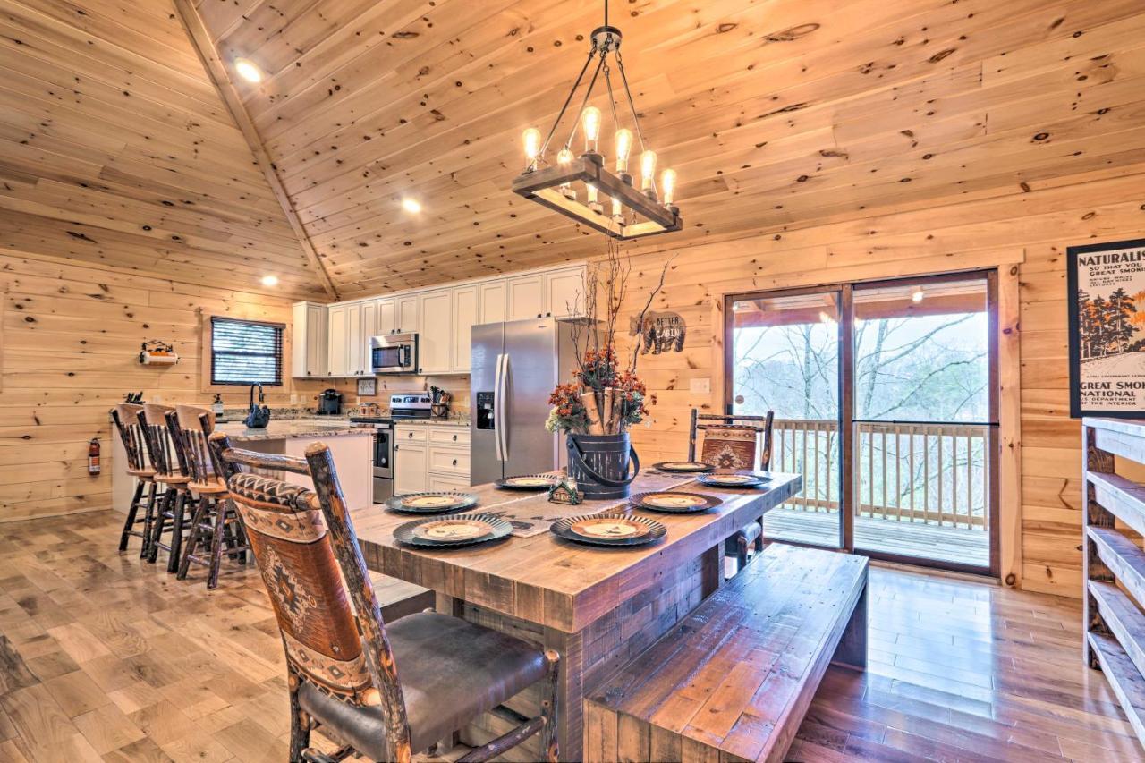 Luxe Cabin With Hot Tub, Theater, Pool Table, Arcade Пиджен Фордж Екстериор снимка