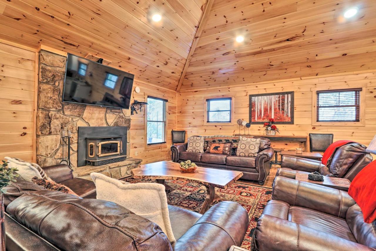Luxe Cabin With Hot Tub, Theater, Pool Table, Arcade Пиджен Фордж Екстериор снимка