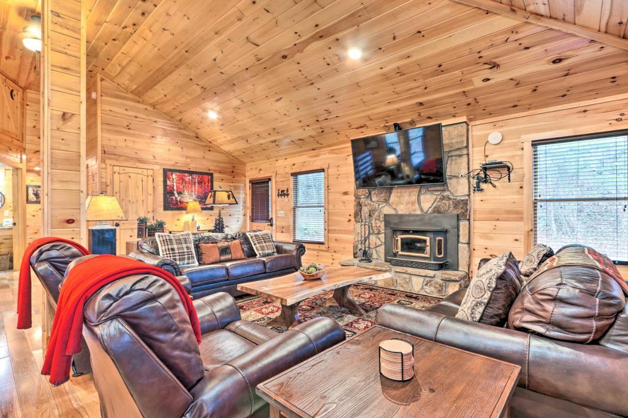 Luxe Cabin With Hot Tub, Theater, Pool Table, Arcade Пиджен Фордж Екстериор снимка