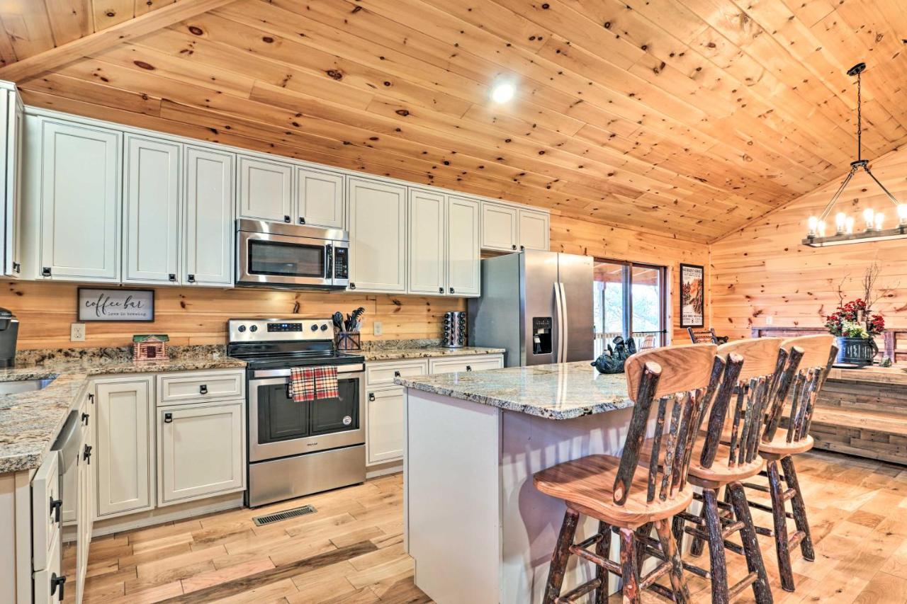 Luxe Cabin With Hot Tub, Theater, Pool Table, Arcade Пиджен Фордж Екстериор снимка