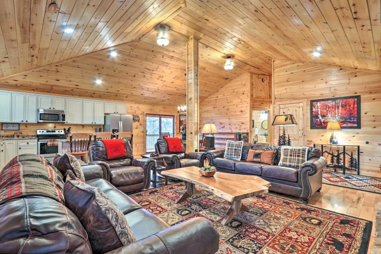 Luxe Cabin With Hot Tub, Theater, Pool Table, Arcade Пиджен Фордж Екстериор снимка