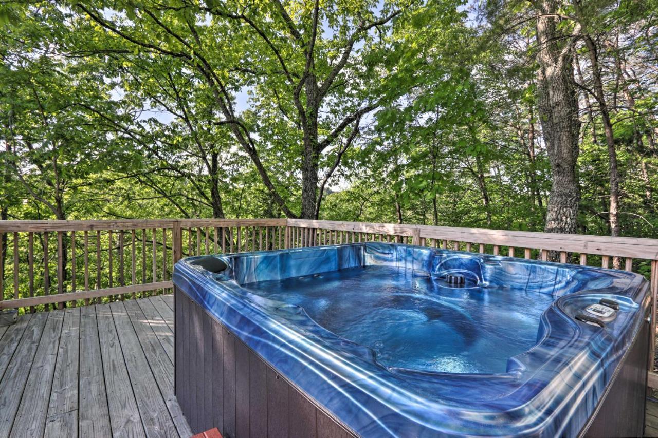 Luxe Cabin With Hot Tub, Theater, Pool Table, Arcade Пиджен Фордж Екстериор снимка