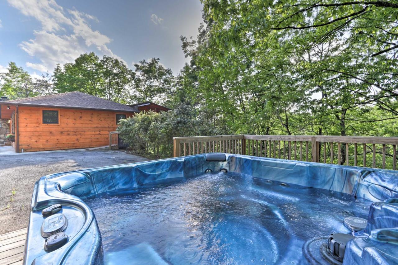 Luxe Cabin With Hot Tub, Theater, Pool Table, Arcade Пиджен Фордж Екстериор снимка
